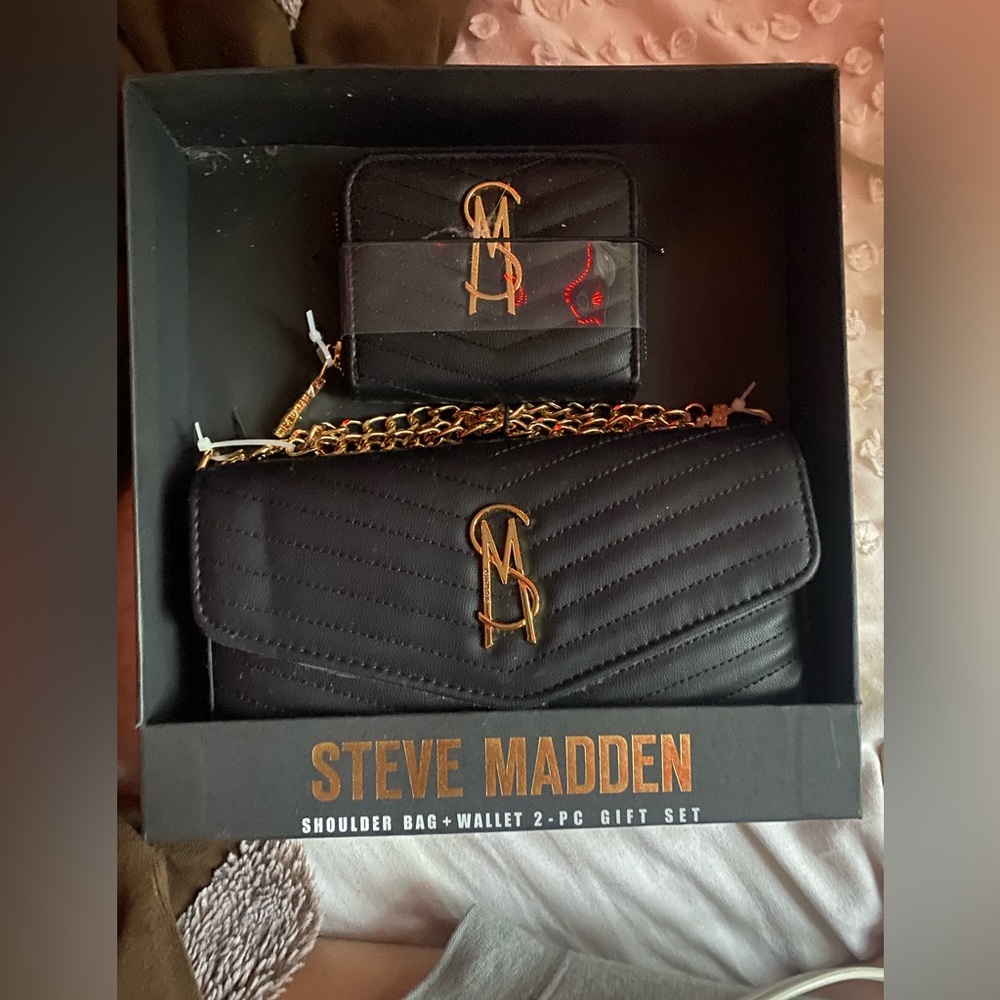 black Steve Madden 2 piece shoulder bag and wallet with gold accents